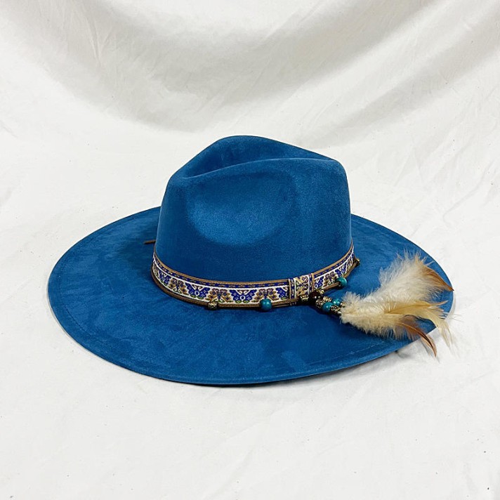 Luxury wide-brimmed felt hat with feathers