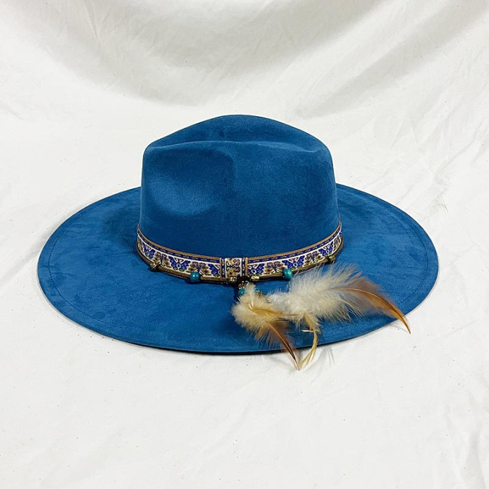 Luxury wide-brimmed felt hat with feathers