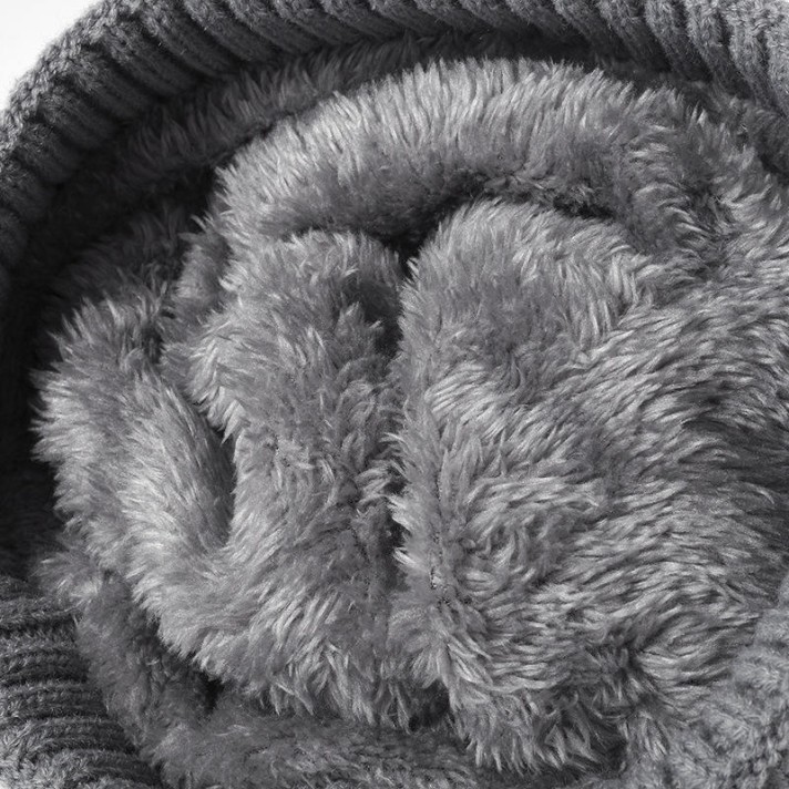 Stylish and comfortable pom-pom knitted hat Stylish and comfortable pom-pom knitted hat