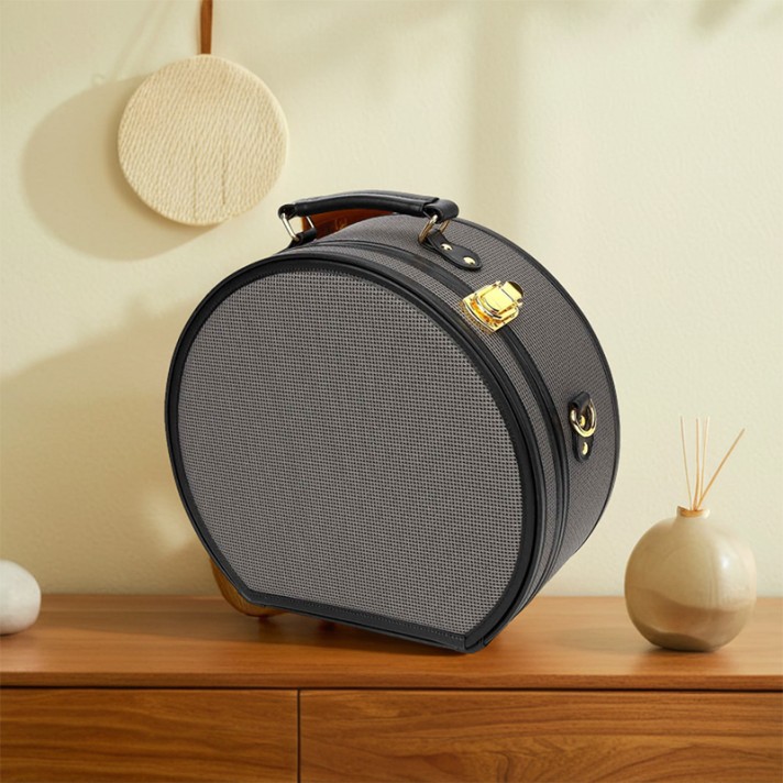 Retro checkered pattern sturdy and portable hat box